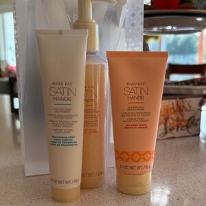 Mary Kay Satin Hands Pampering Set - Orchard Peach Fragrance